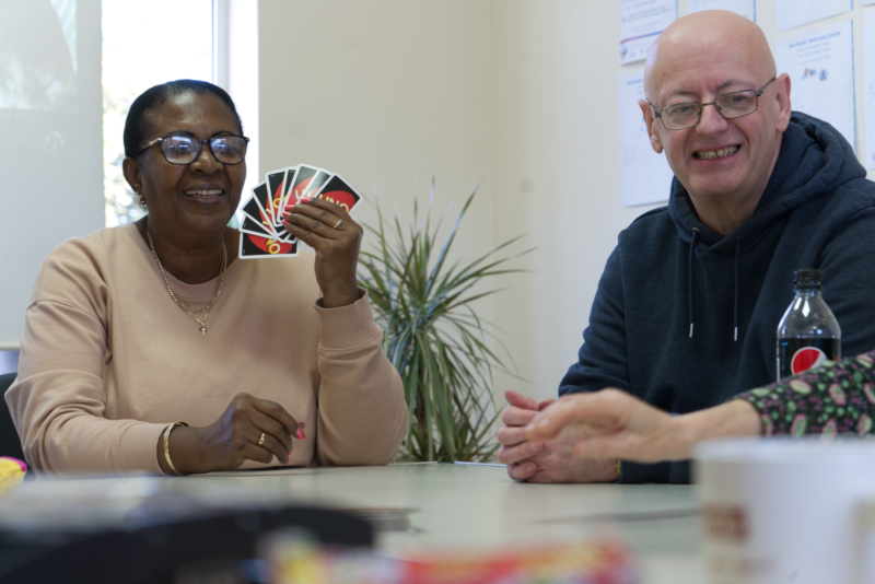 Lady and gentleman playing UNO